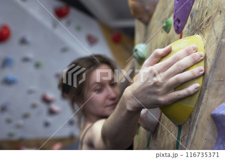 girl climbing up the wall 116735371