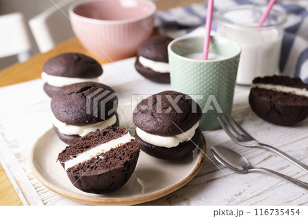 Whoopie Pie - chocolate cookie sandwich 116735454