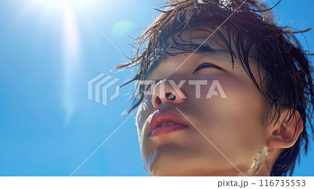 日本の夏の炎天下で汗だくになる男性の顔のクローズアップ 日本の夏の炎天下で汗だくになる男性の顔のクローズアップ 116735553