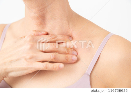 首回りのリンパマッサージをするミドル女性 116736623