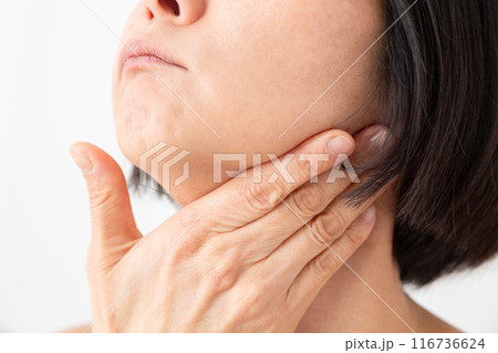 首回りのリンパマッサージをするミドル女性 首回りのリンパマッサージをするミドル女性 116736624