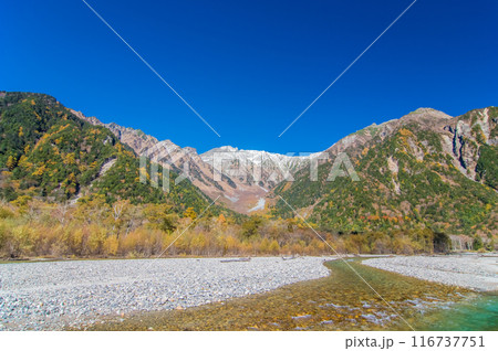 【秋の上高地】梓川と穂高連峰の大パノラマ 116737751