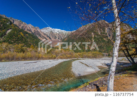 【秋の上高地】梓川と穂高連峰の大パノラマ 116737754
