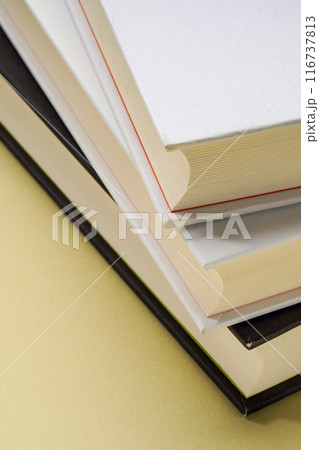 ハードカバーの本 116737813