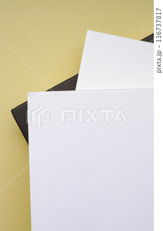 ハードカバーの本 116737817