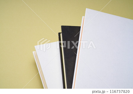 ハードカバーの本 116737820