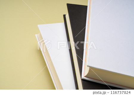 ハードカバーの本 116737824