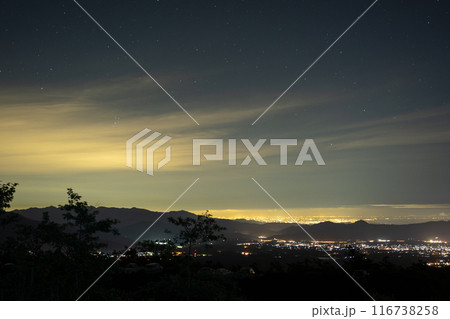 笛吹市、花鳥山から望む夜景と街明かり 笛吹市、花鳥山から望む夜景と街明かり 116738258