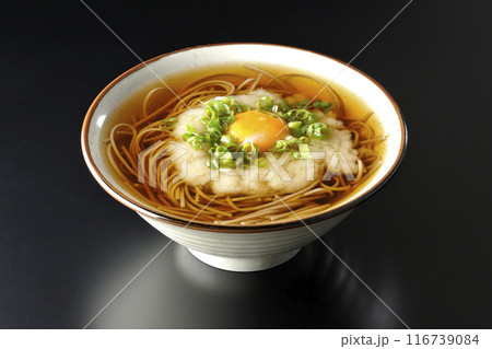 月見とろろ蕎麦を黒背景で撮影 月見とろろ蕎麦を黒背景で撮影 116739084
