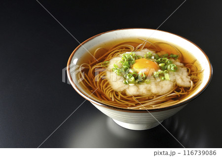 月見とろろ蕎麦を黒背景で撮影 月見とろろ蕎麦を黒背景で撮影 116739086