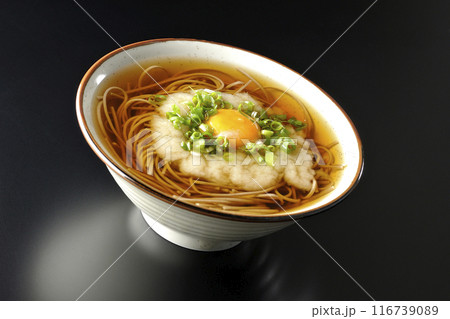 月見とろろ蕎麦を黒背景で撮影 月見とろろ蕎麦を黒背景で撮影 116739089
