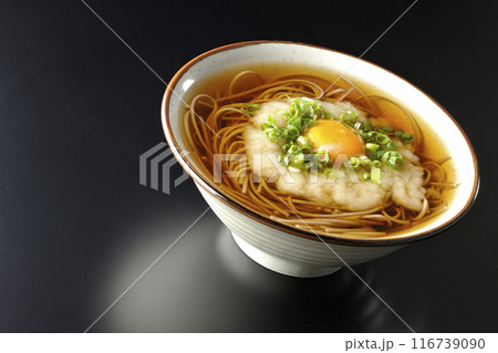 月見とろろ蕎麦を黒背景で撮影 116739090