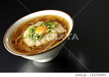 月見とろろ蕎麦を黒背景で撮影 月見とろろ蕎麦を黒背景で撮影 116739091