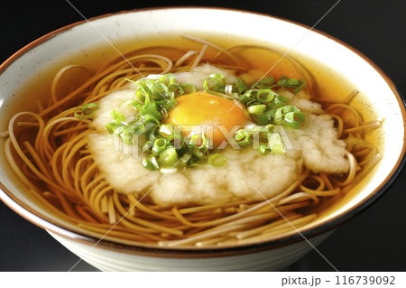 月見とろろ蕎麦を黒背景で撮影 月見とろろ蕎麦を黒背景で撮影 116739092