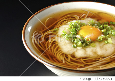 月見とろろ蕎麦を黒背景で撮影 116739094