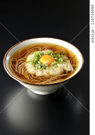 月見とろろ蕎麦を黒背景で撮影 116739099