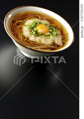 月見とろろ蕎麦を黒背景で撮影 月見とろろ蕎麦を黒背景で撮影 116739105