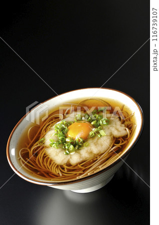 月見とろろ蕎麦を黒背景で撮影 116739107