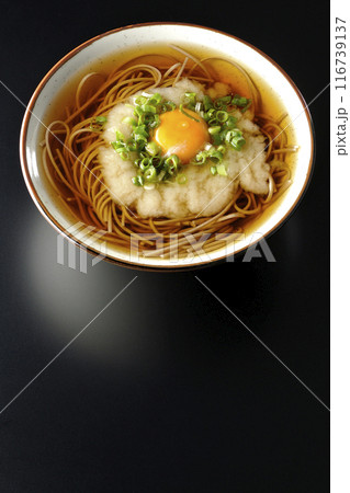 月見とろろ蕎麦を黒背景で俯瞰撮影 116739137