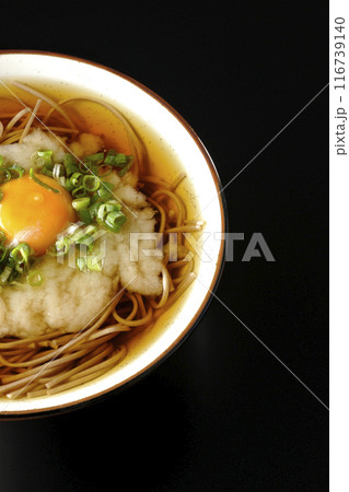 月見とろろ蕎麦を黒背景で俯瞰撮影 116739140