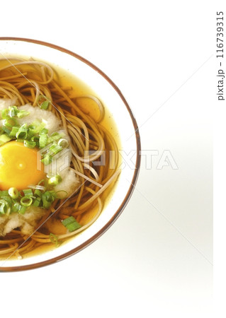 月見とろろ蕎麦を白背景で撮影 月見とろろ蕎麦を白背景で撮影 116739315