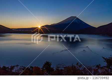 （山梨県）本栖湖から望む富士山　日の出 116739492