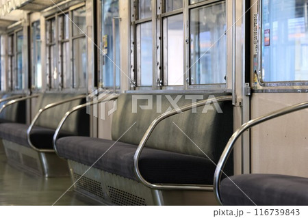【南海】6000系の車内（高野線：堺東駅） 116739843