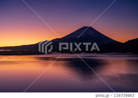 (山梨県)本栖湖から望む富士山の夜明け (山梨県)本栖湖から望む富士山の夜明け 116739863