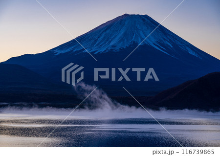 (山梨県)本栖湖から望む富士山の夜明け (山梨県)本栖湖から望む富士山の夜明け 116739865