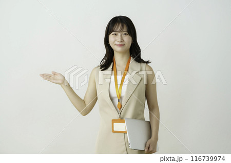 白背景のノートパソコンを持つ若いビジネスウーマンのポートレート 116739974