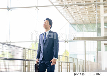 ロビーを歩くビジネスマン 116740235