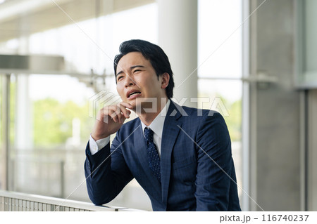 落ち込むビジネスマン 116740237