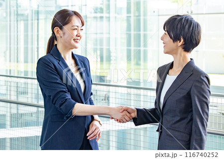 握手する女性ビジネスパーソン 116740252
