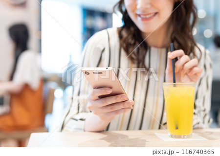 カフェでスマホを見るミドルの女性　撮影協力：Creadisce（丸善雄松堂株式会社） 116740365