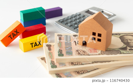 不動産と一万円札　税金　消費税　相続税　TAX　購入　査定　修繕　固定資産税 116740430