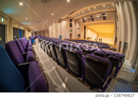 開演前の音楽会の準備が進むコンサートホール 開演前の音楽会の準備が進むコンサートホール 116740627