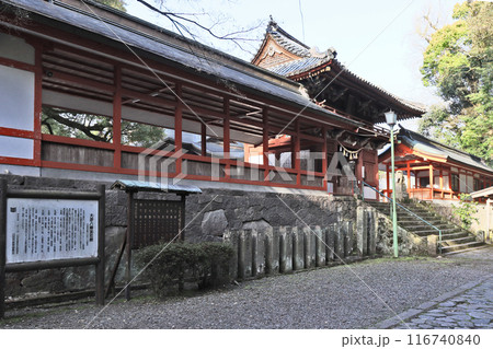 大分県日田市の総鎮守大原八幡宮朱塗りの楼門 116740840