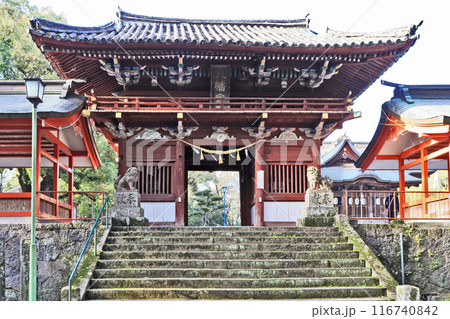 大分県日田市の総鎮守大原八幡宮朱塗りの楼門 116740842