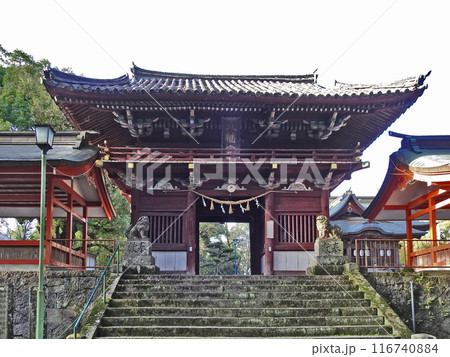 大分県日田市の総鎮守大原八幡宮朱塗りの楼門 116740884
