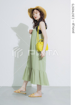 夏のリゾートの若い女性 116740973
