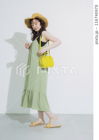 夏のリゾートの若い女性 夏のリゾートの若い女性 116740978