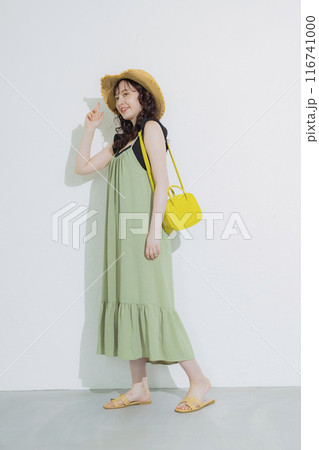 夏のリゾートの若い女性 116741000