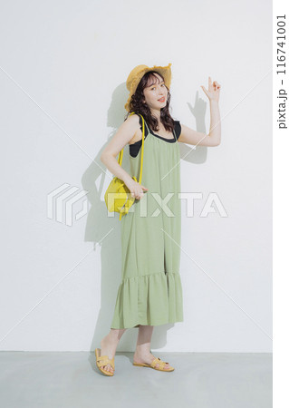 夏のリゾートの若い女性 116741001