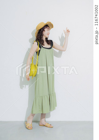 夏のリゾートの若い女性 116741002