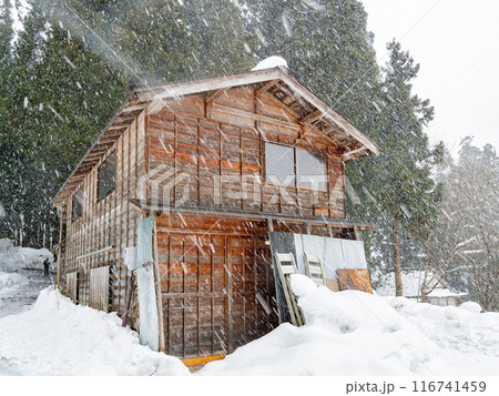 Daytime snowy landscape of the famous Gassho Zukuri Folk Village 116741459