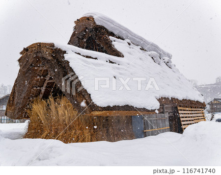 Daytime snowy landscape of the famous Gassho Zukuri Folk Village 116741740