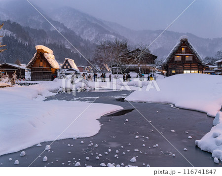Twilight snowy landscape of the famous Gassho Zukuri Folk Village 116741847