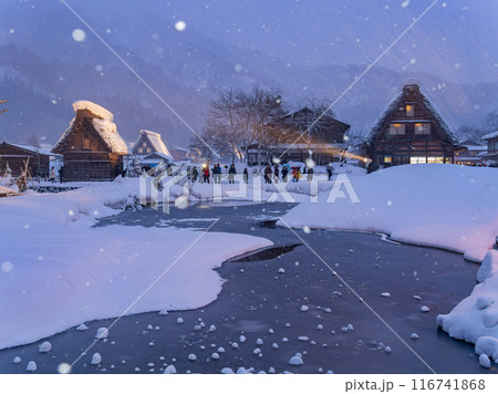 Twilight snowy landscape of the famous Gassho Zukuri Folk Village 116741868