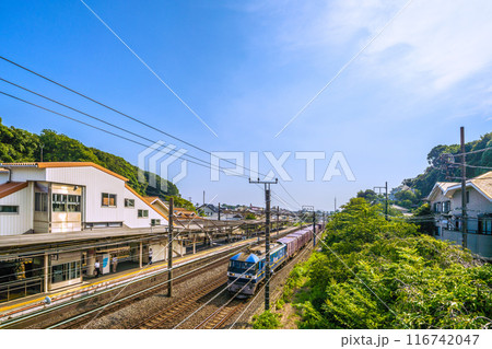 日本の大磯都市景観　7月。JR大磯駅や通過するEF210-354（JR貨物EF210形電気機関車）… 116742047