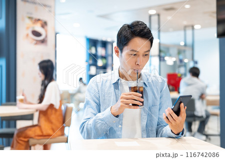 カフェでくつろぐミドルの男性 撮影協力:Creadisce(丸善雄松堂株式会社) カフェでくつろぐミドルの男性 撮影協力:Creadisce(丸善雄松堂株式会社) 116742086